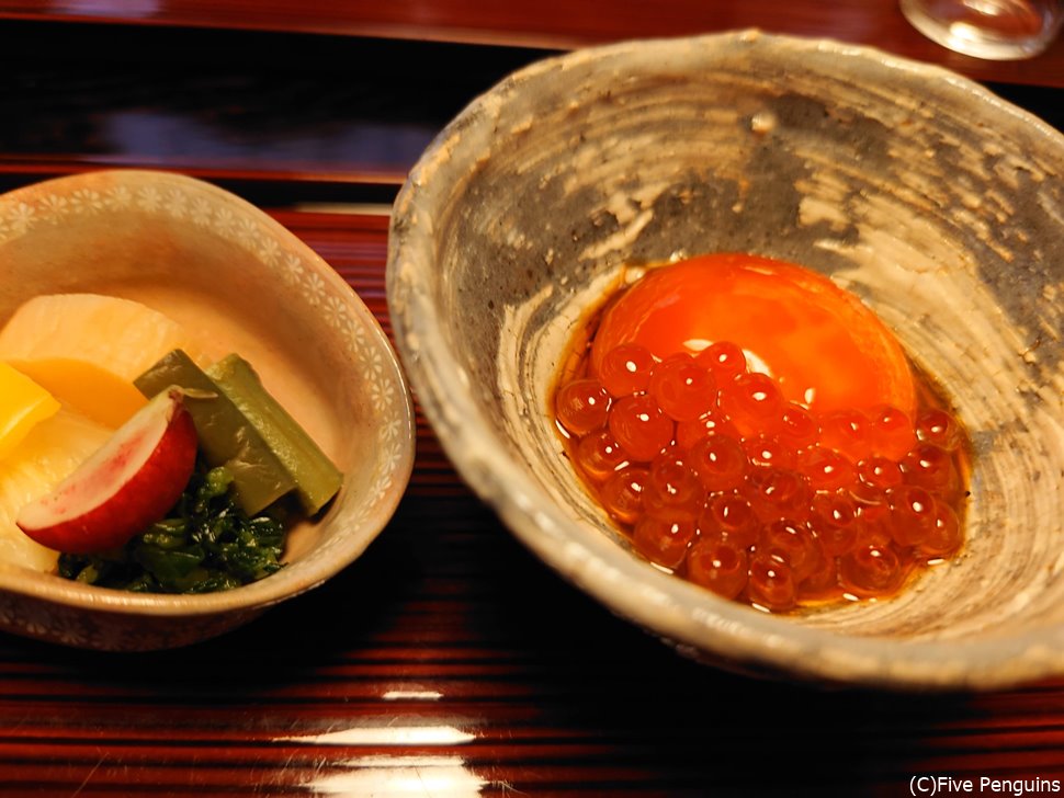 ご飯タイムはウニの卵かけご飯で