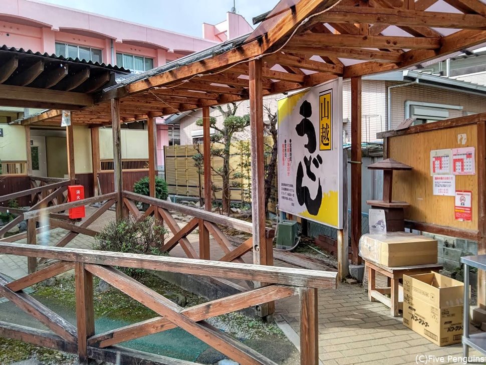 廊下を渡り屋外のテーブルへ