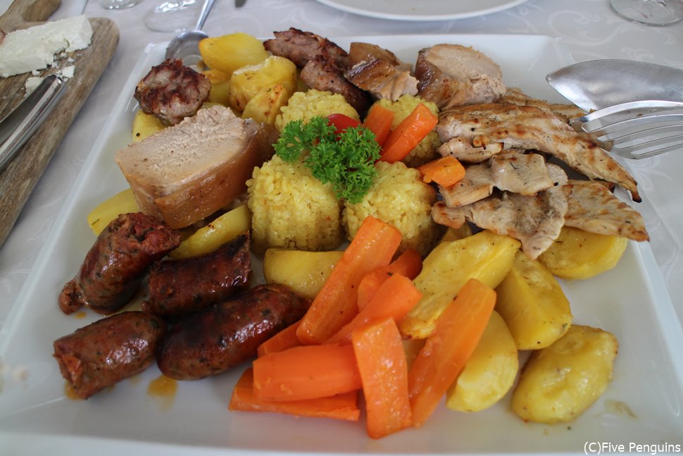 マケドニアで定番のお肉の盛り合わせ