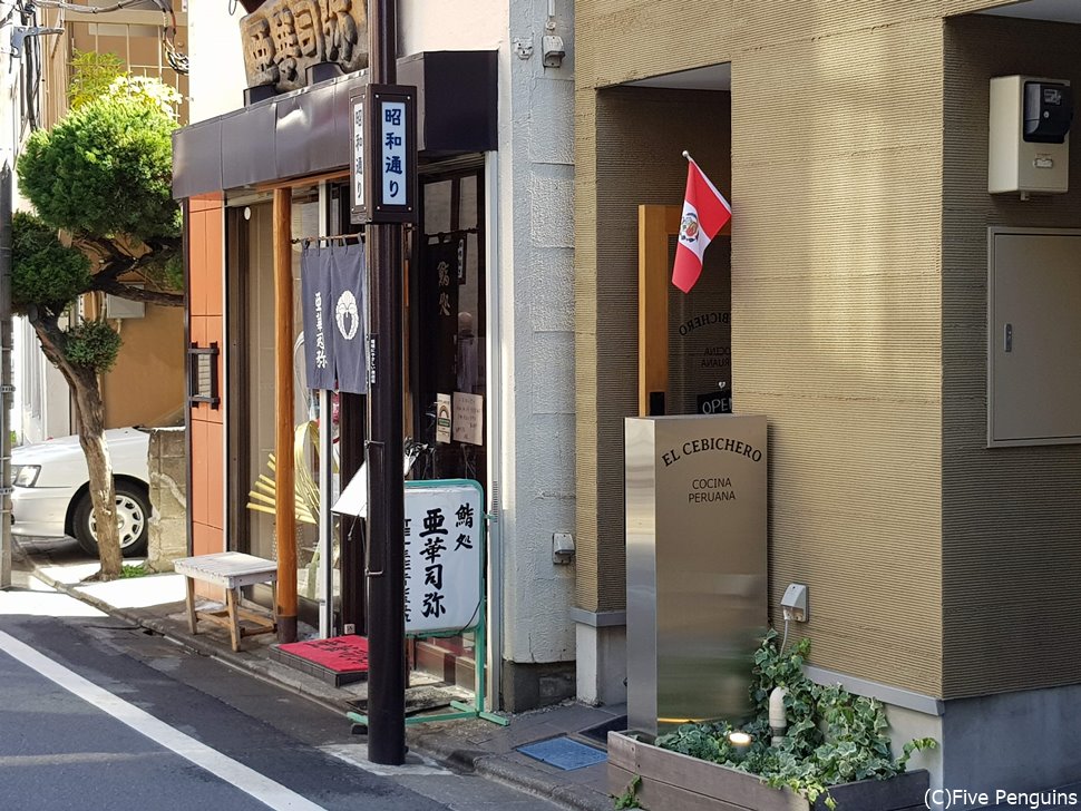 知らなければ通り過ぎてしまいそうなレストランの入り口