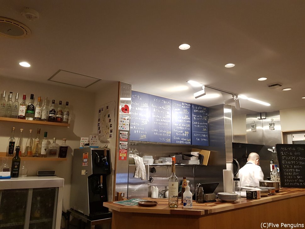 厨房はオープンでその前にテーブル席が2つのみの家庭的な雰囲気の店内