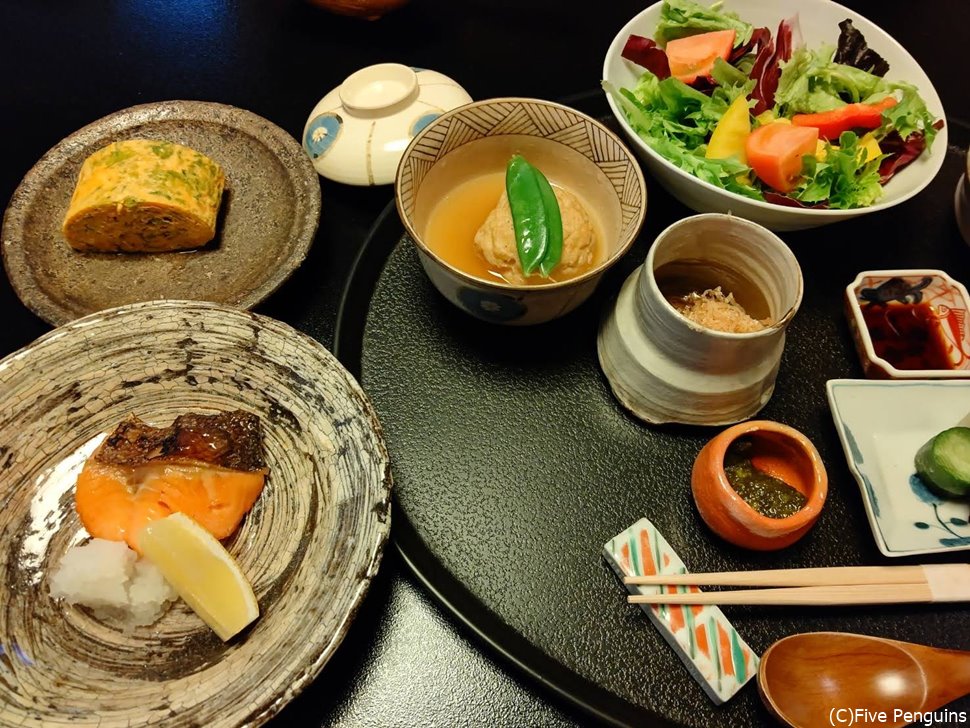 お部屋でいただく朝食風景。