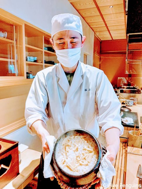 炊き立ての竹の子ご飯を披露