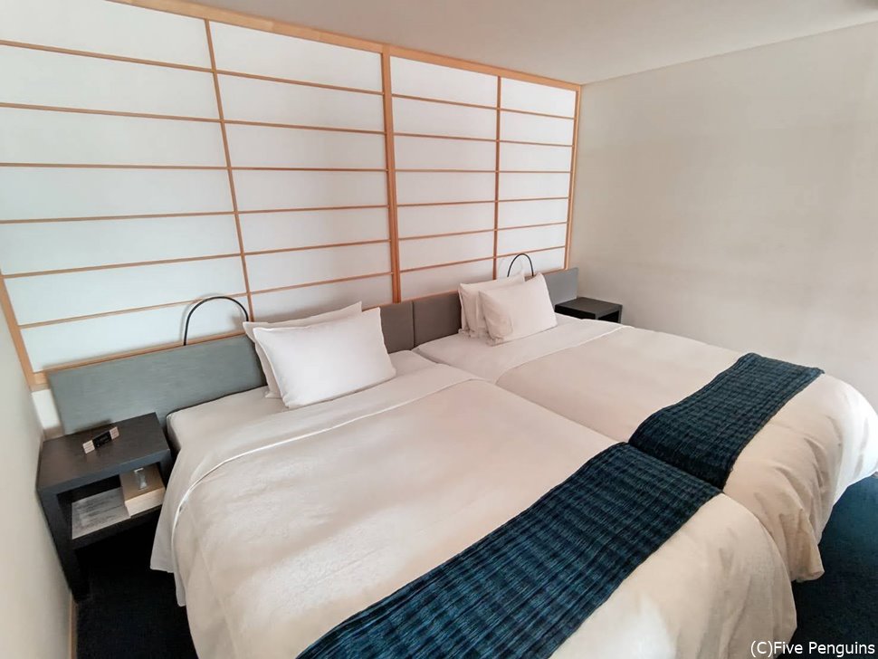 俳句ラウンジスイートと呼ばれる部屋のベッドルーム