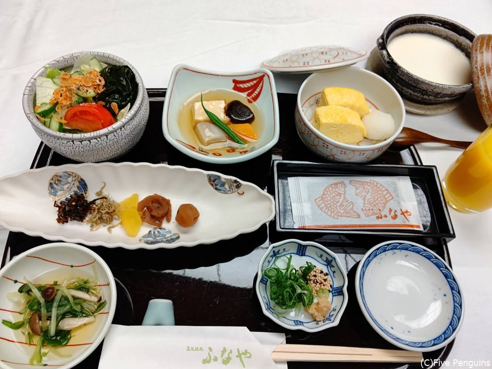 古い和室の寒い部屋で供された冷めていた朝食