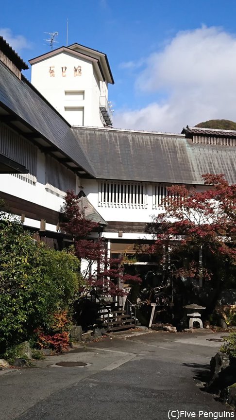 入口から見る外観、余計な物のない落ち着く佇まい