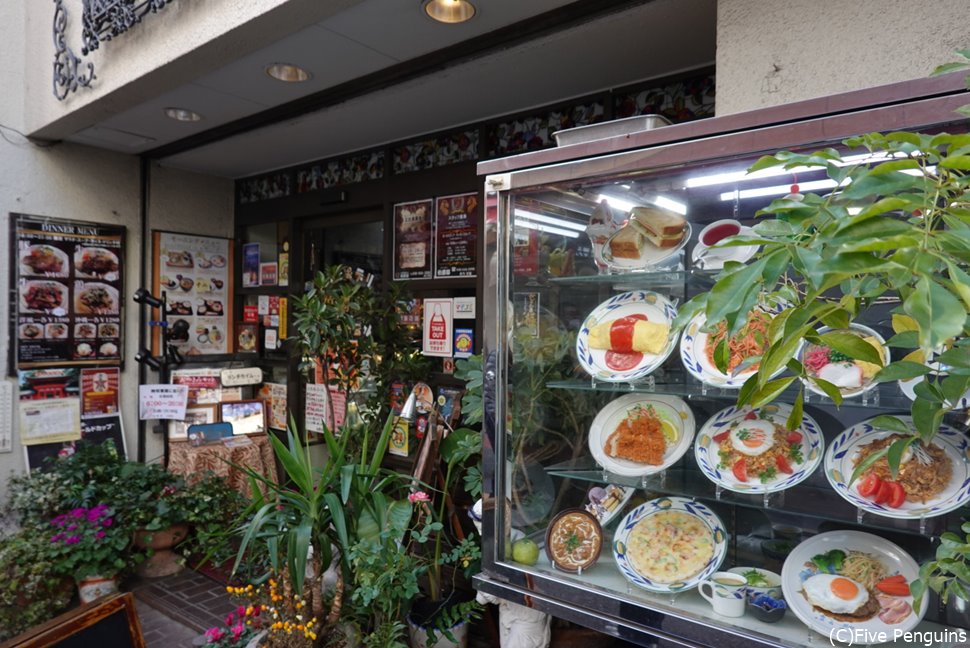 ショーケースも懐かしい!伯爵邸の外観