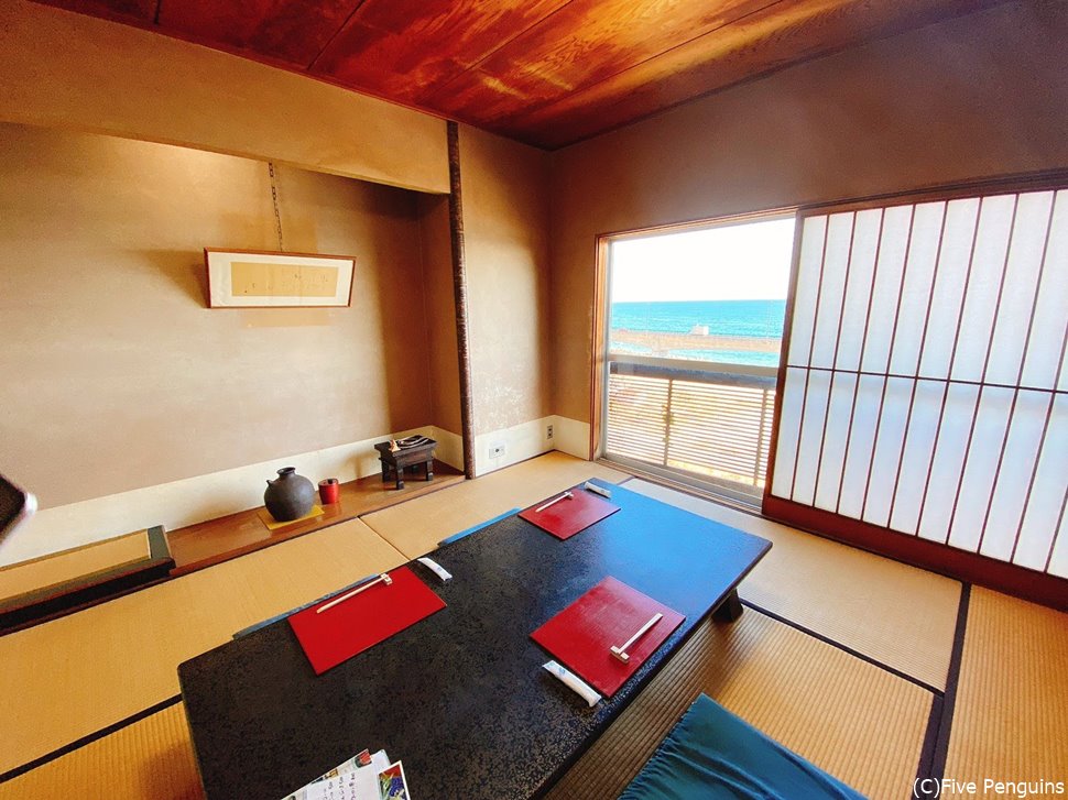 個室からは青く美しい海が見渡せます。
