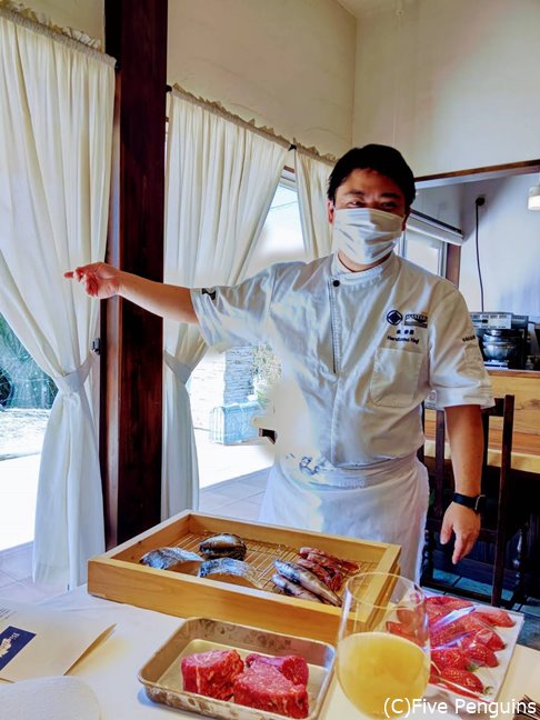 嬉々としてこだわり食材を紹介するシェフ。