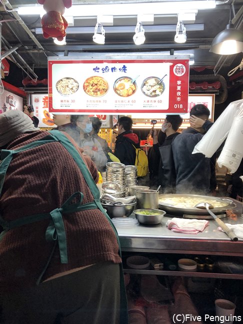 夜市では、食べ歩きが楽しみ!