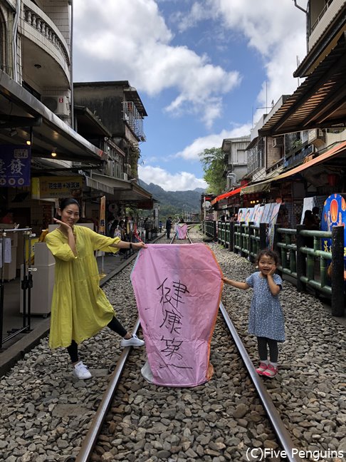 線路の上で記念撮影！いよいよランタンを飛ばします。