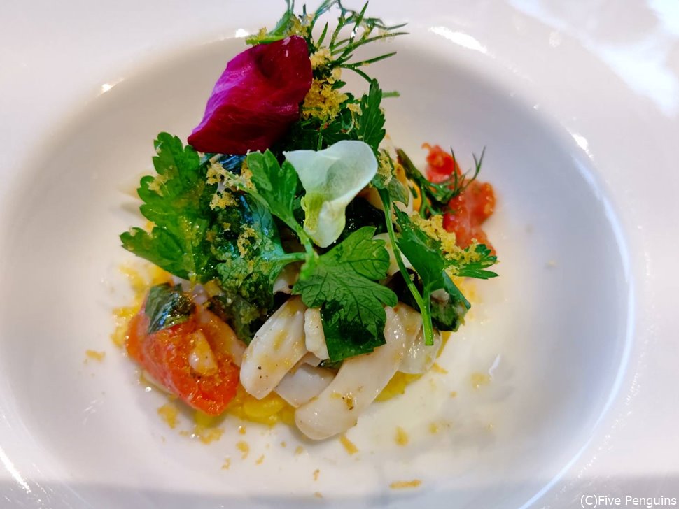 サフランのシーフードリゾット。美味だけど味は濃い。