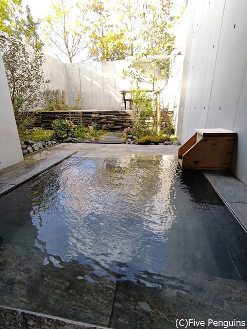 室内の専用露天風呂のお湯も最高