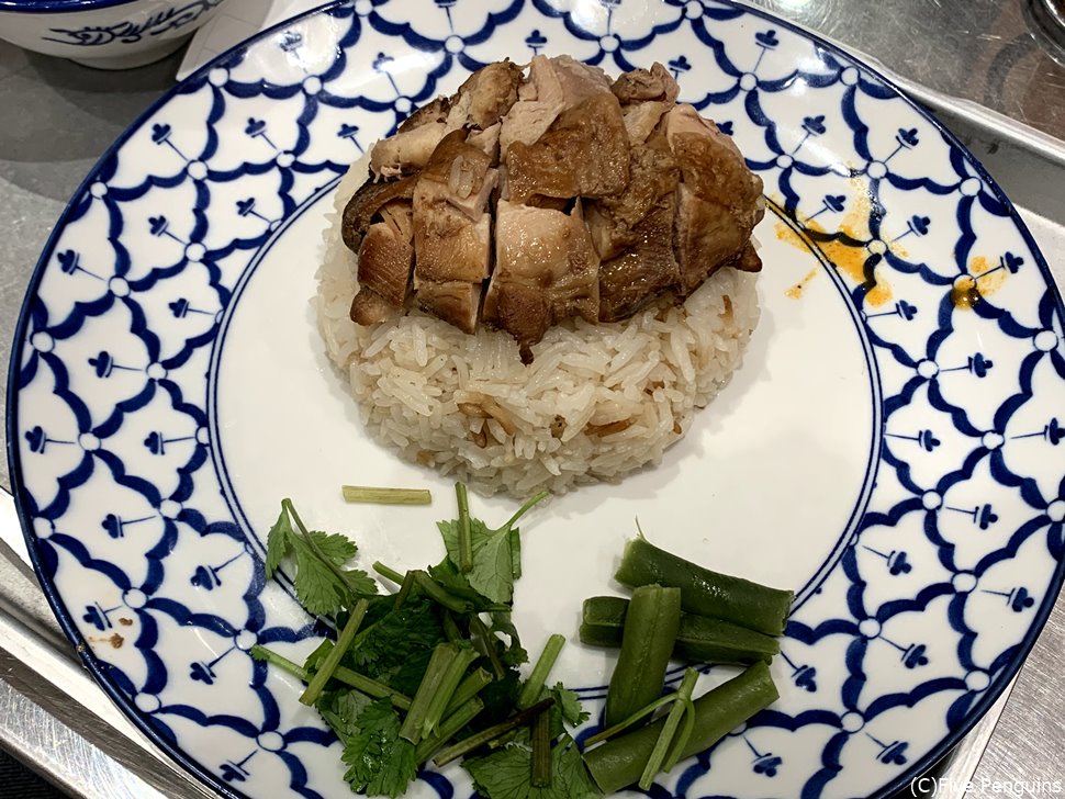 看板メニューのカオマンガイの醤油煮(鶏スープ付き)