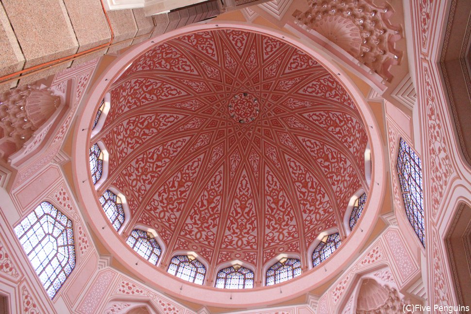 ピンクモスク（プトラ・モスク）の内部は可愛いピンク