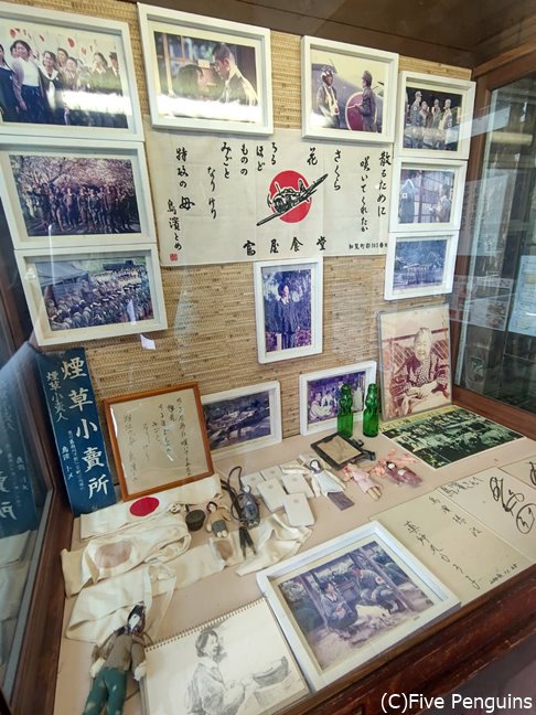 特攻隊員の写真や思い出の品々が店先にも展示されて