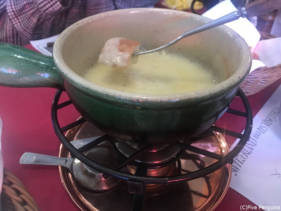 3種のチーズが入ったチーズフォンジュ