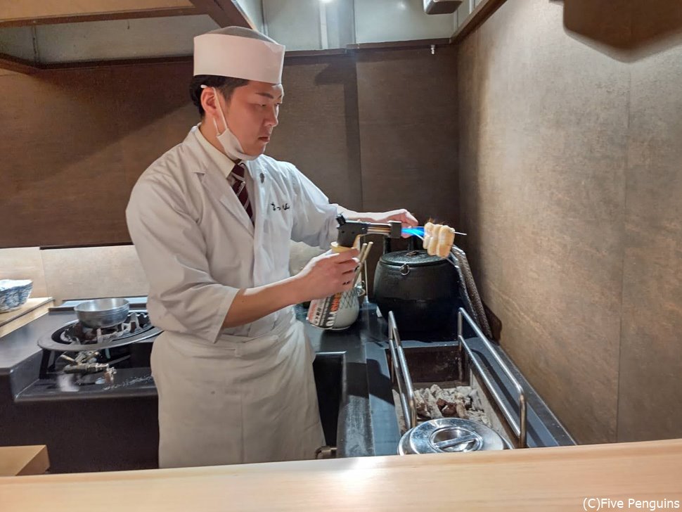 炭火を絶妙に使いこなす大将の松山照三氏