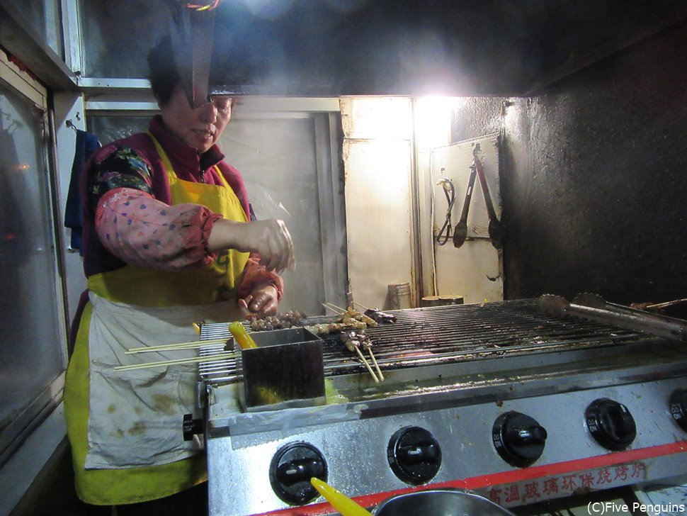 串焼き肉の食堂にて<丹東>