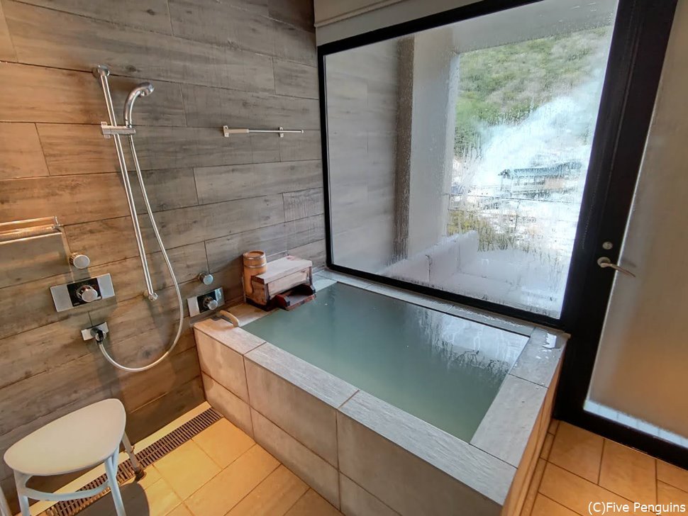 部屋に付いている半露天風呂はたっぷりのかけ流し