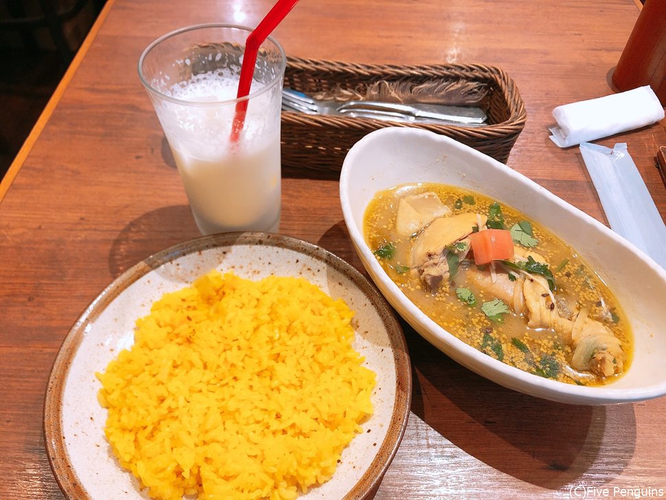 スープの中にごろんと浮かぶ、骨付きチキン!