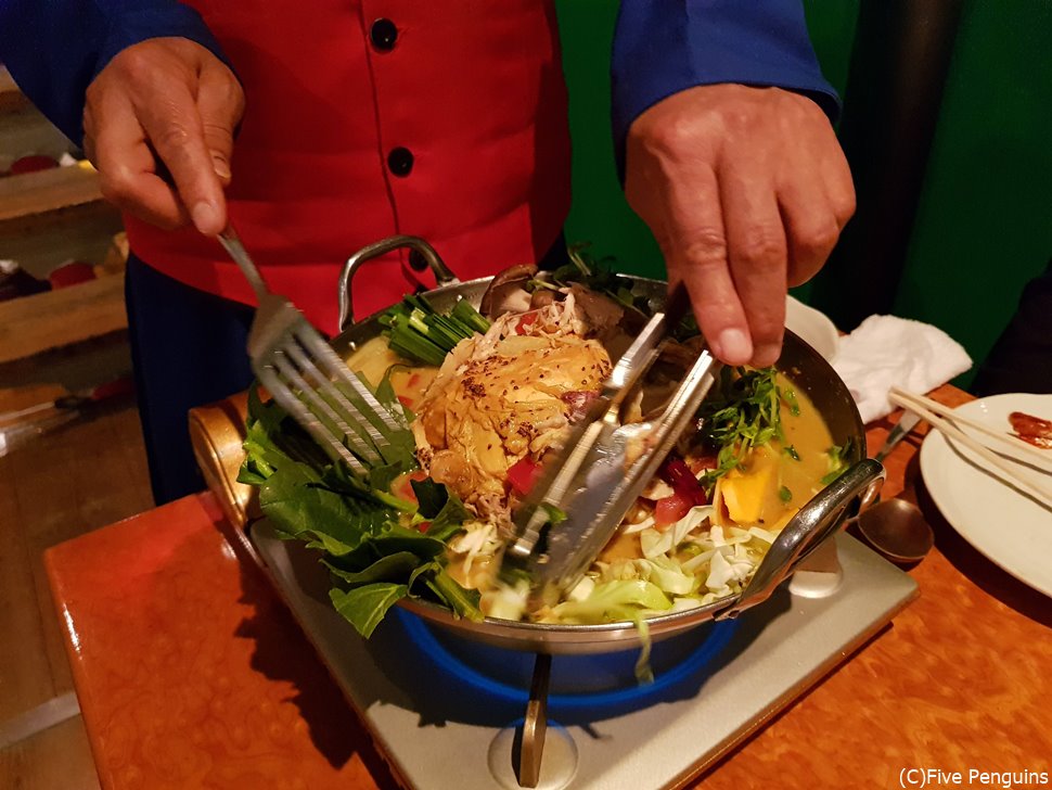 お店の人が鶏の骨などを除き、食べやすくしてくれる
