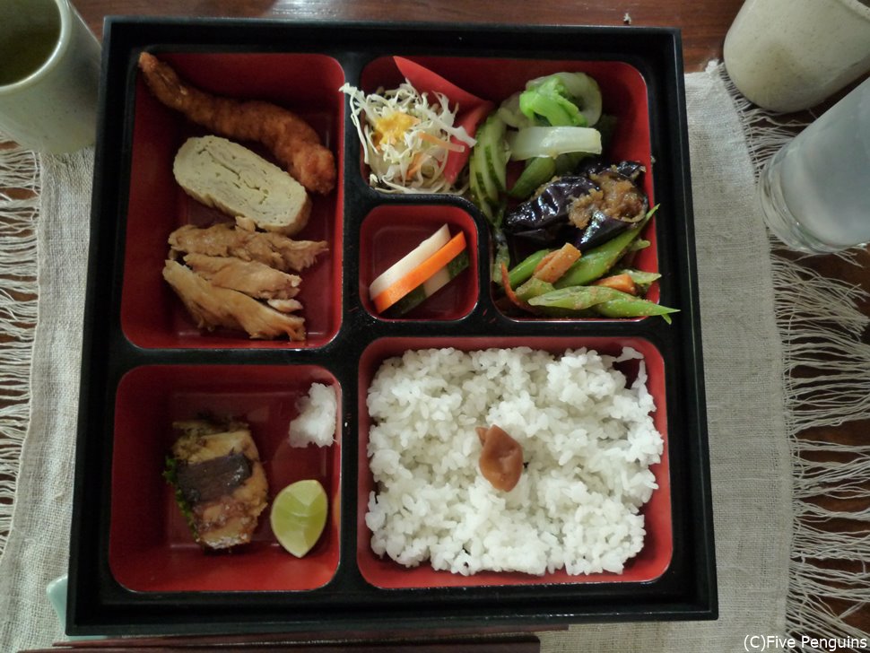 そこで採れた野菜を利用「たべものや」の幕の内弁当
