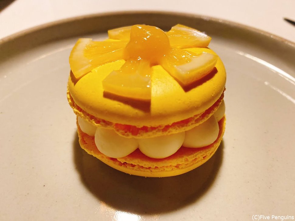 レモンのマカロン、ホワイトチョコのムース、オレンジピューレ