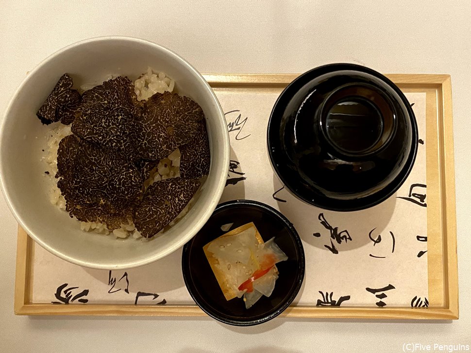 人生初のトリュフご飯、見た目も味もインパクトあり