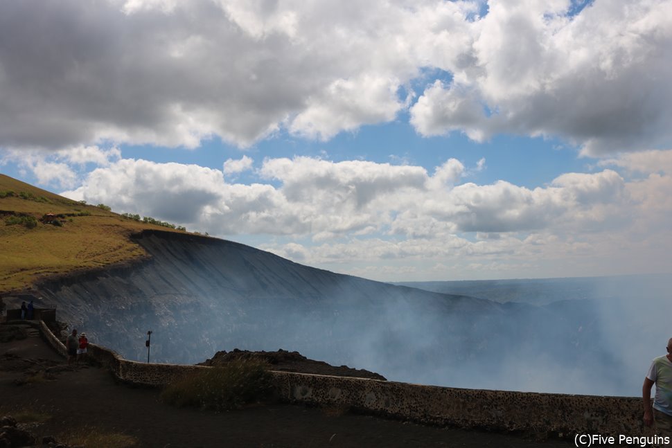 もくもくとガスが上がるマサヤ火山<マサヤ>