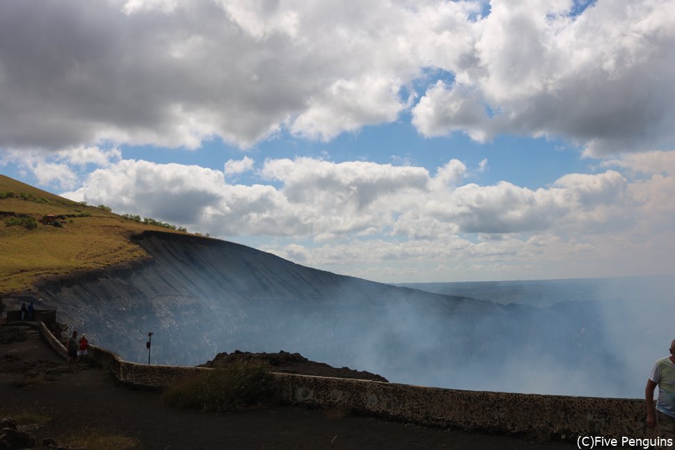 もくもくとガスが上がるマサヤ火山＜マサヤ＞