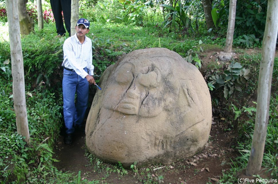 マヤ文明の名残である巨石（サンタ・アナ近郊）