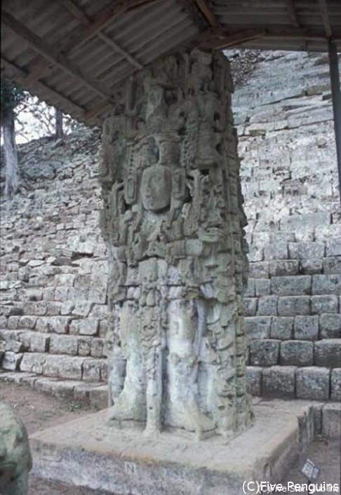 コパン遺跡の石彫（コパンルイナス近郊）