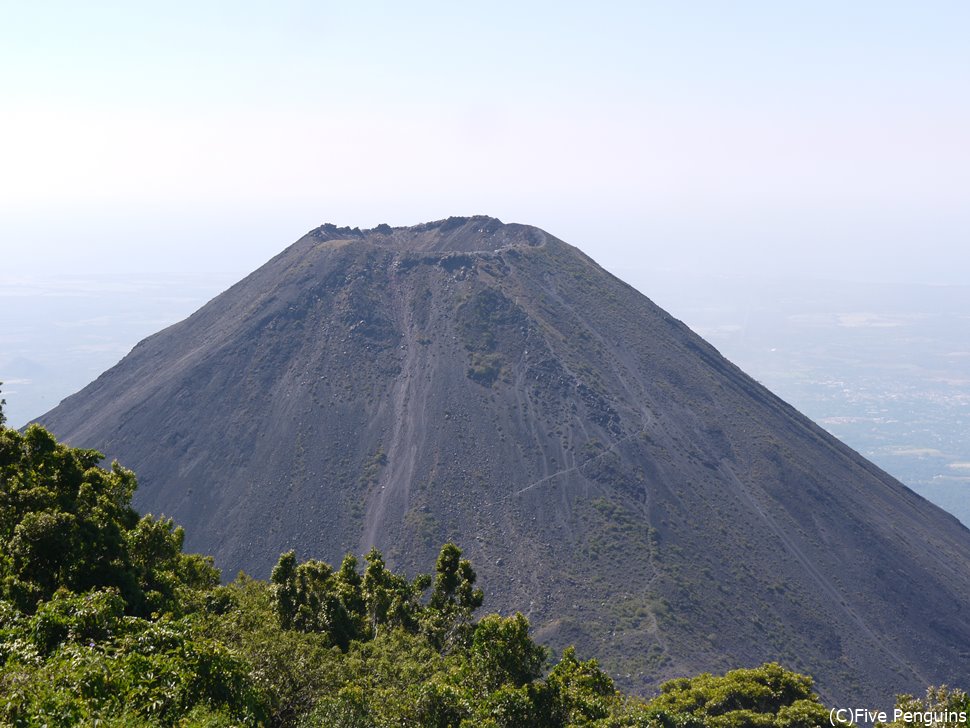 セロベルデ山麓から見たイサルコ火山