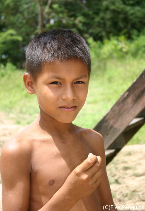 アマゾン川周辺に住む子供