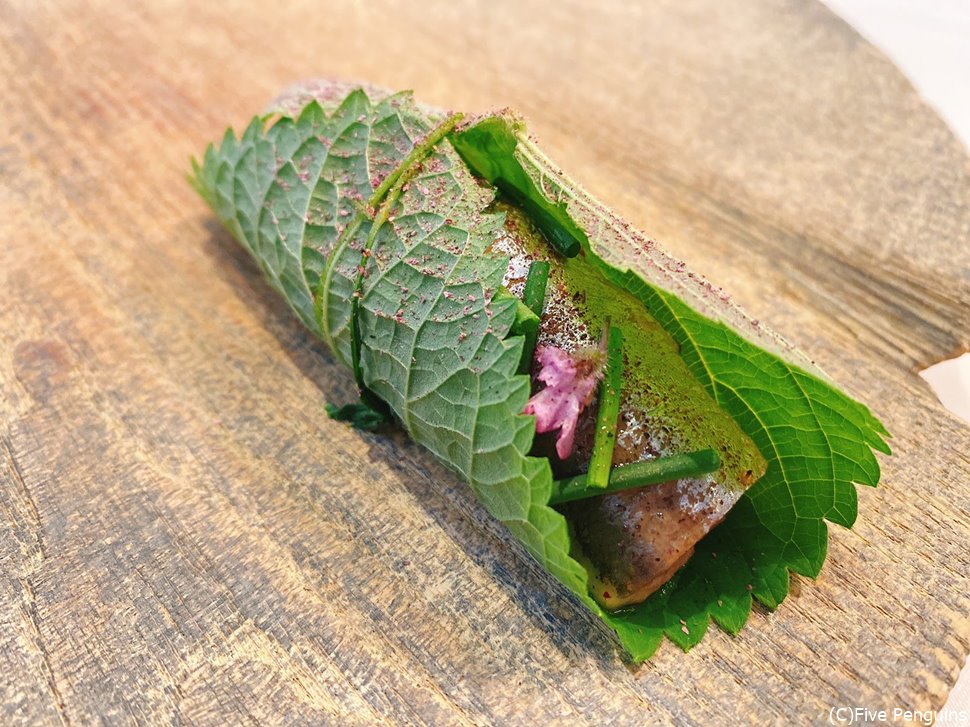 イワシの料理。そのまま手で持っていただきます。