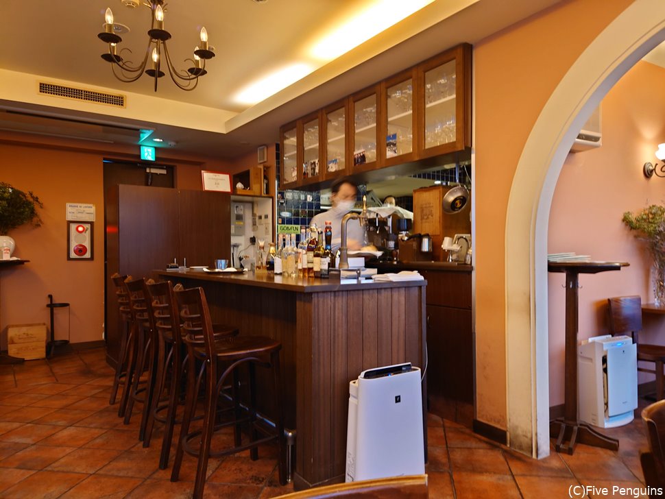カジュアルな店内。カウンターとテーブルがある。