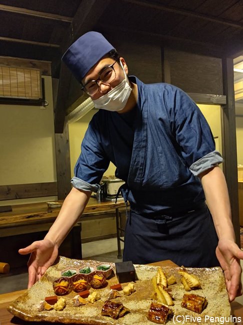 焼八寸を披露するご主人の西村氏