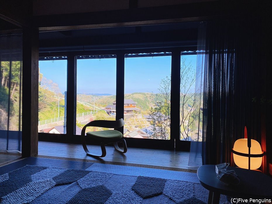 この椅子に座ってずっと里山の景色を眺めていたい