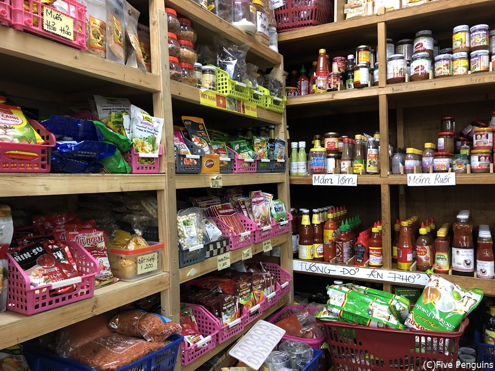 壁一面にずらりとアジア食材が並ぶ「タンハー」