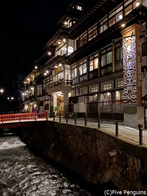 夜はまた趣が変わる街並み、大勢の人が散策してた