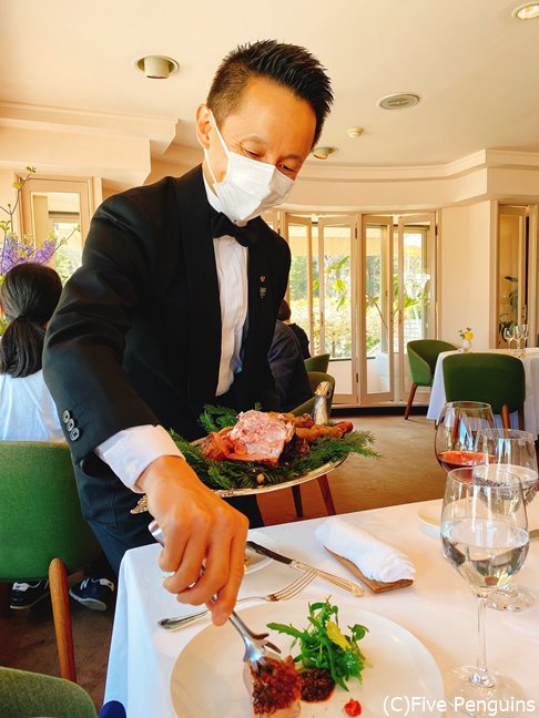 合鴨を盛り付けてくれた店員さん