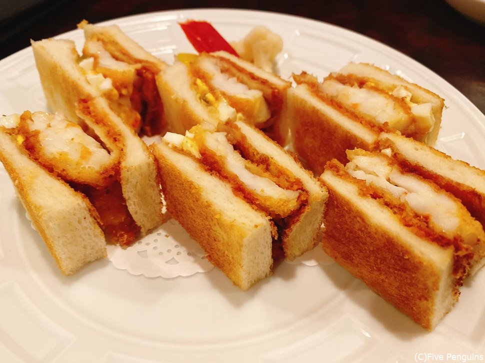 〆のエビフライサンド。カツサンドも定番です