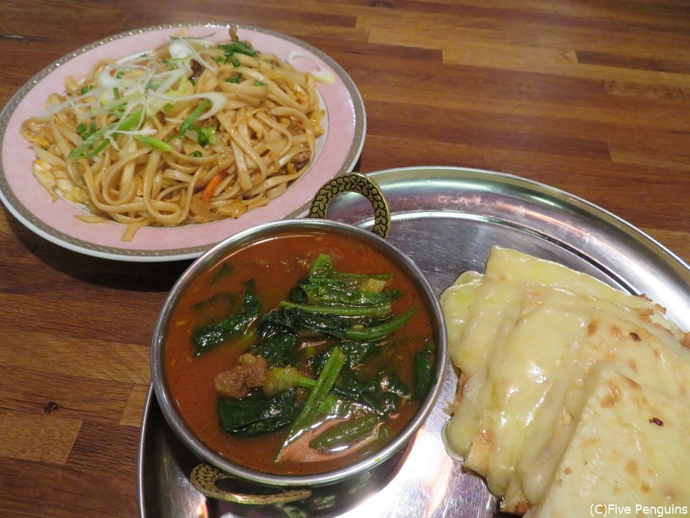 チベットカレーとチョウメン チーズナンが美味!