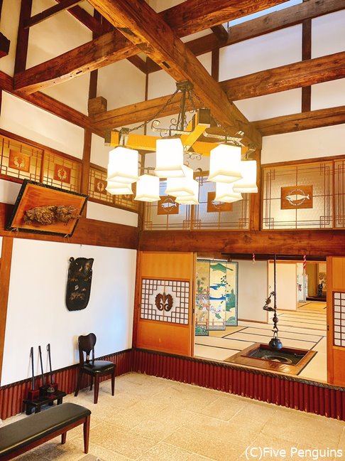 宿に一歩足を踏み入れると歴史を感じさせる建物内部が