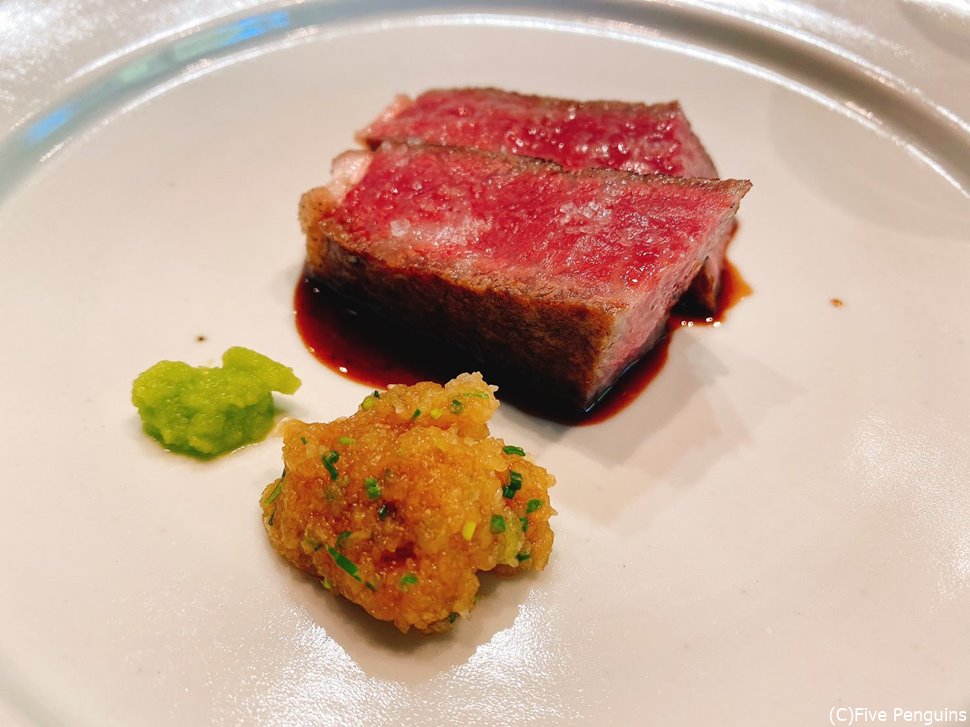 牛サーロインは赤ワインソースと薬味で。