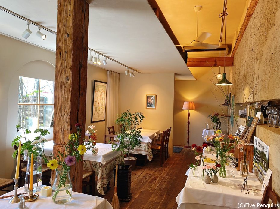 お花がたくさん飾られた可愛らしい店内