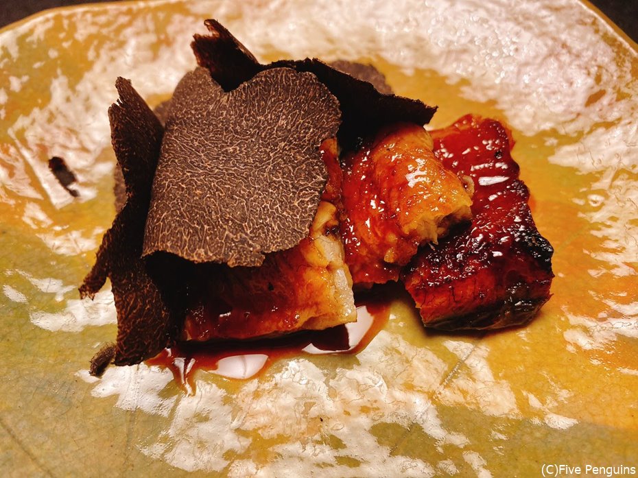 鰻の蒲焼きにたっぷりの黒トリュフをのせた贅沢な一皿