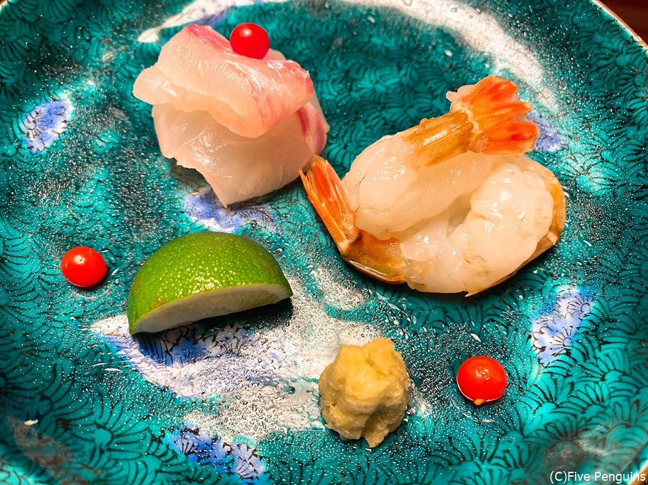 造りは能登で一本釣りされた鯛とプリプリのガスエビ