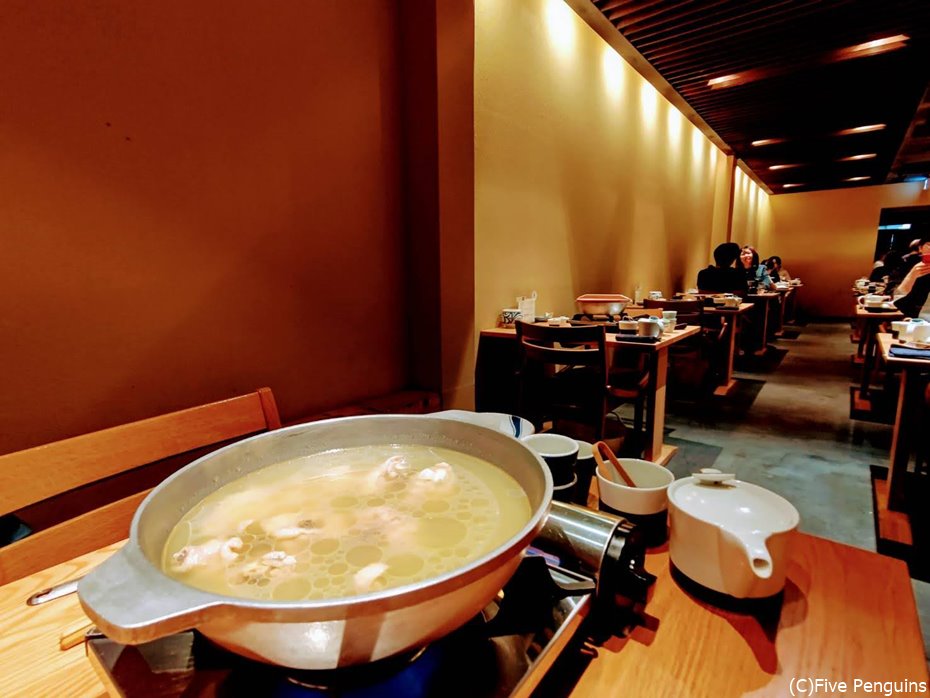 落ち着いた雰囲気の店内。この日は予約で満席でした